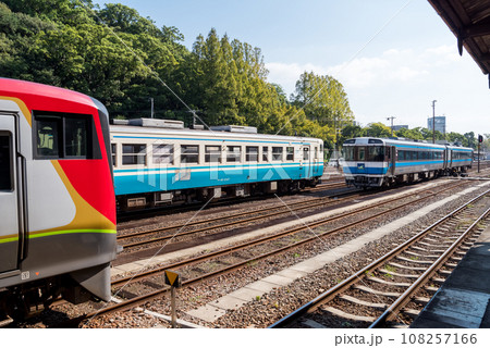 【徳島駅】車両が行き交う午前の徳島運転所 【徳島駅】車両が行き交う午前の徳島運転所 108257166