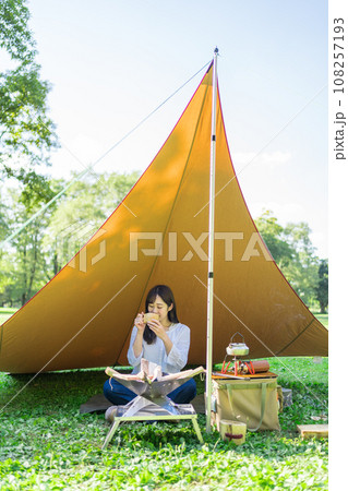 ソロキャンプを楽しむ女性　一人旅 108257193
