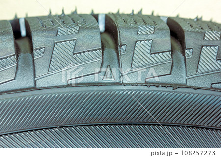 新品スタッドレスタイヤのスリップサイン 108257273