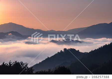 早朝の竹田城跡 108257388