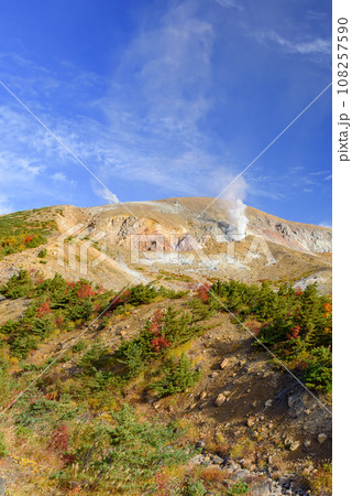 秋の一切経山・立ち上がる噴気 108257590