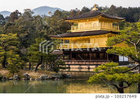 京都 金閣寺と和風の池 108257649
