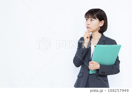 白い背景の前で困っている30代の働く女性 白い背景の前で困っている30代の働く女性 108257949