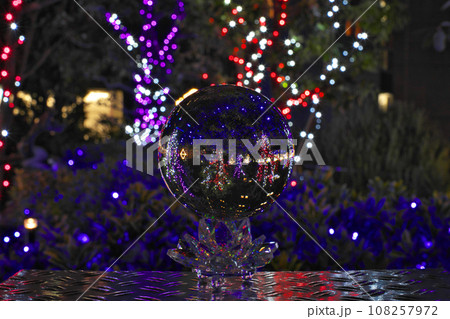 【クリスマスイルミネーション (水晶玉)】 108257972