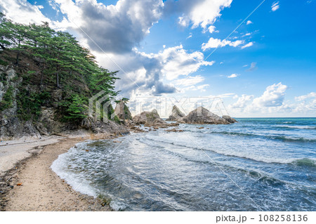 眼鏡岩海岸　松島と男鹿の美観をあわせもつ絶景　海府遊記 108258136