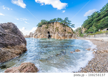 眼鏡岩海岸 松島と男鹿の美観をあわせもつ絶景 海府遊記 眼鏡岩海岸 松島と男鹿の美観をあわせもつ絶景 海府遊記 108258137