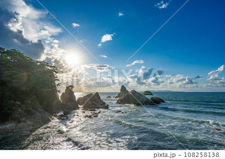 眼鏡岩海岸　松島と男鹿の美観をあわせもつ絶景　夕景　ロマンチック 108258138