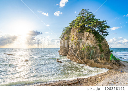 眼鏡岩海岸 松島と男鹿の美観をあわせもつ絶景 夕景 ロマンチック 眼鏡岩海岸 松島と男鹿の美観をあわせもつ絶景 夕景 ロマンチック 108258141
