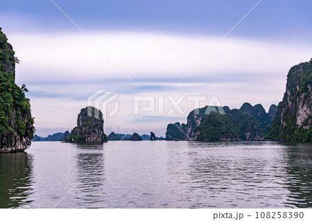 ベトナム　奇岩が続くハロン湾 108258390