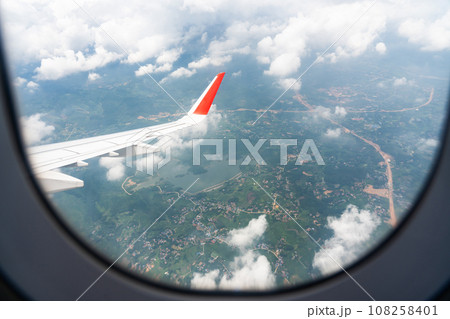 ベトナム上空を飛行中の飛行機の翼と眼下の景色 108258401