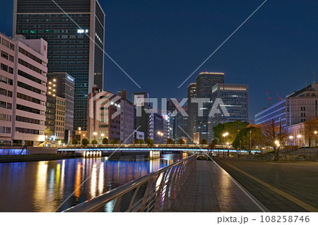 【土佐堀川 夜景】 大阪府大阪市北区中之島 108258746