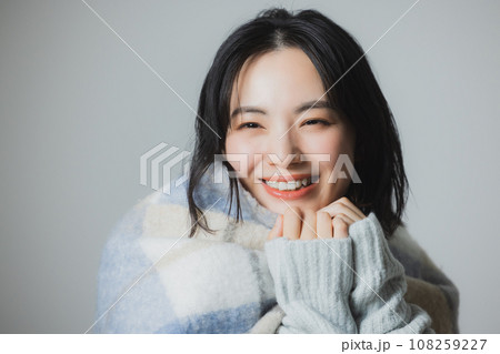 ニットの女性　冬　 108259227
