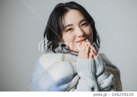ニットの女性 冬 ニットの女性 冬 108259228