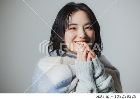 ニットの女性　冬　 108259229