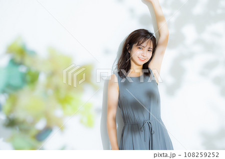 伸びをする女性 木漏れ日 伸びをする女性 木漏れ日 108259252