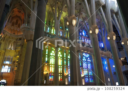 スペイン バルセロナ サグラダファミリアのステンドグラス 108259324