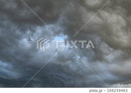雨雲に覆われた空の背景　a-1 108259463