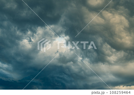 雨雲に覆われた空の背景　a-2 暖色寒色強調 108259464