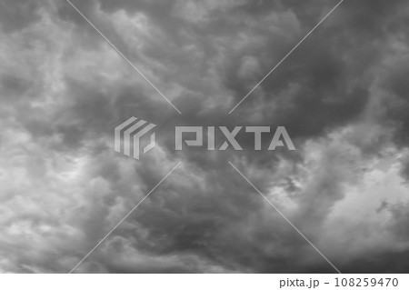 雨雲に覆われた空の背景　b-4 モノクロ 108259470