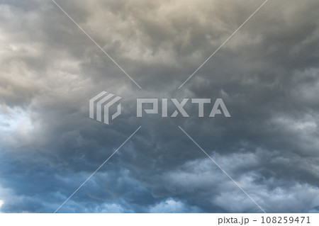 雨雲に覆われた空の背景　c-1 108259471