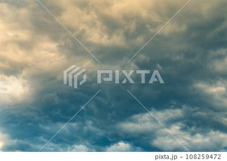 雨雲に覆われた空の背景　c-2 暖色寒色強調 108259472