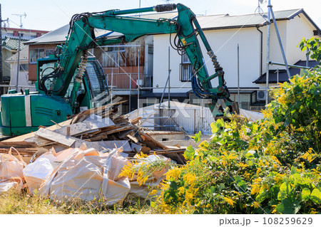 古くなった木造戸建住宅の解体工事 古くなった木造戸建住宅の解体工事 108259629