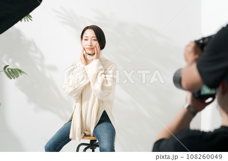 撮影中の女性モデル 撮影中の女性モデル 108260049