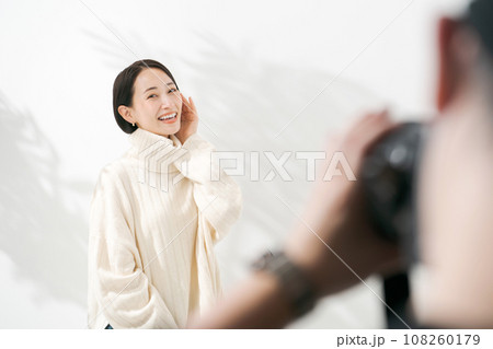 撮影中の女性モデル 108260179