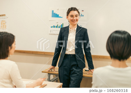 外国人コンサルタントの説明を聞く日本人 外国人コンサルタントの説明を聞く日本人 108260318