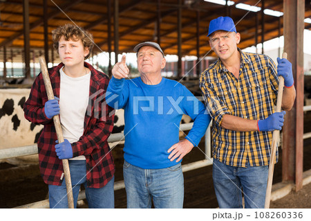 Farm owner talking with workers 108260336