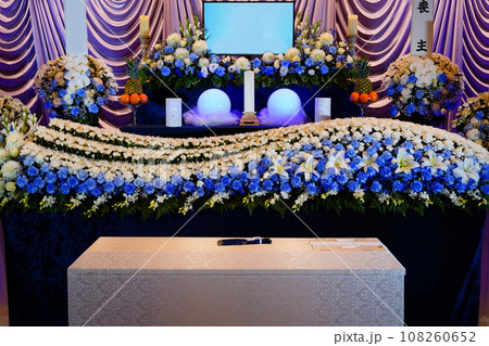 お洒落な花祭壇 108260652