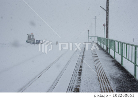 大雪と吹雪の視界不良の中での除雪〜白兎駅 108260653