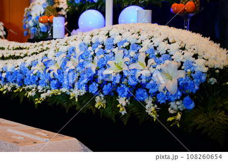 お洒落な花祭壇 108260654