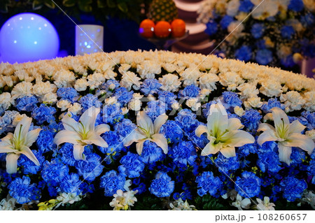 カサブランカが入ったお洒落な花祭壇 108260657