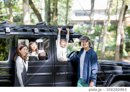 アウトドア　家族イメージ 108260963