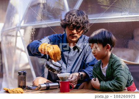 美味しいコーヒーの煎れ方を教える父親 美味しいコーヒーの煎れ方を教える父親 108260975