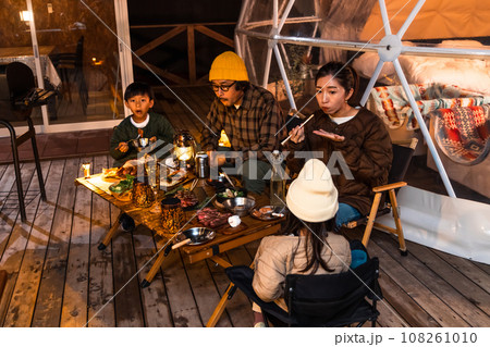 グランピングを楽しむ家族 108261010