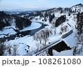 長野県栄村・JR飯山線_雪の千曲川沿いを走る列車 108261080