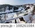 長野県栄村・JR飯山線_雪の千曲川沿いを走る列車 108261084