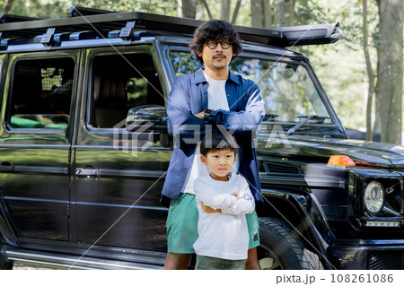 アウトドアを楽しむ男親子 108261086