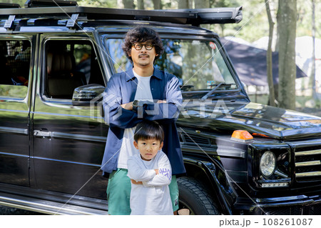 アウトドアを楽しむ男親子 108261087