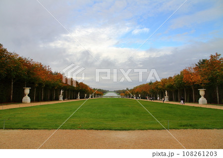 フランス ブルボン王朝時代の中心地であったパリ郊外の世界文化遺産のヴェルサイユの庭園 フランス ブルボン王朝時代の中心地であったパリ郊外の世界文化遺産のヴェルサイユの庭園 108261203