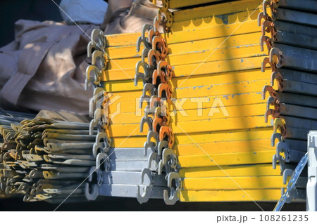 仮設材を運搬するトラック 仮設材を運搬するトラック 108261235