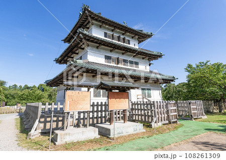 青森県弘前市 東北唯一の現存天守 晴天の弘前城天守 青森県弘前市 東北唯一の現存天守 晴天の弘前城天守 108261309
