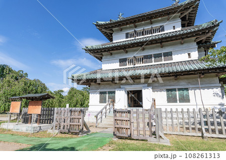 青森県弘前市　東北唯一の現存天守　晴天の弘前城天守 108261313