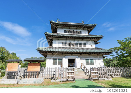 青森県弘前市　東北唯一の現存天守　晴天の弘前城天守 108261321