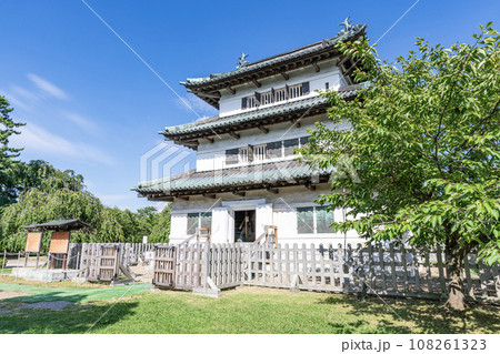 青森県弘前市　東北唯一の現存天守　晴天の弘前城天守 108261323