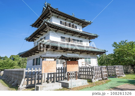 青森県弘前市　東北唯一の現存天守　晴天の弘前城天守 108261326