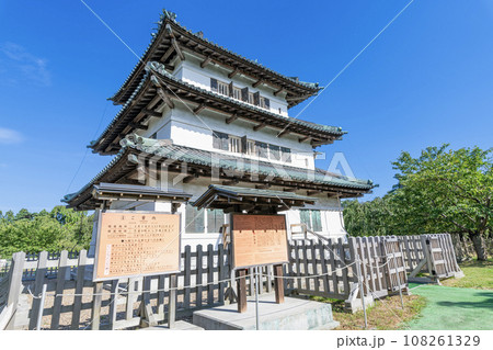 青森県弘前市　東北唯一の現存天守　晴天の弘前城天守 108261329