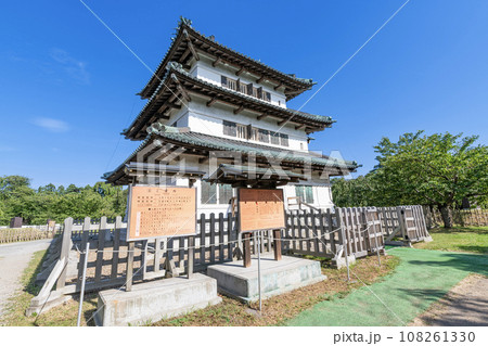 青森県弘前市　東北唯一の現存天守　晴天の弘前城天守 108261330